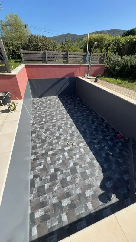 Vue d'ensemble d'une piscine réalisée en membrane PVC armé