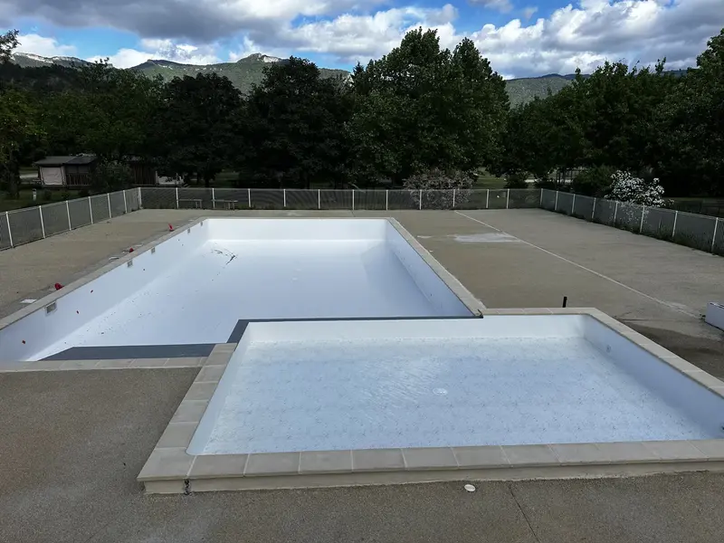 Bassins de camping à Verchenay — grand bassin 19x9 m et pataugeoire 6x5 m en membrane PVC armé