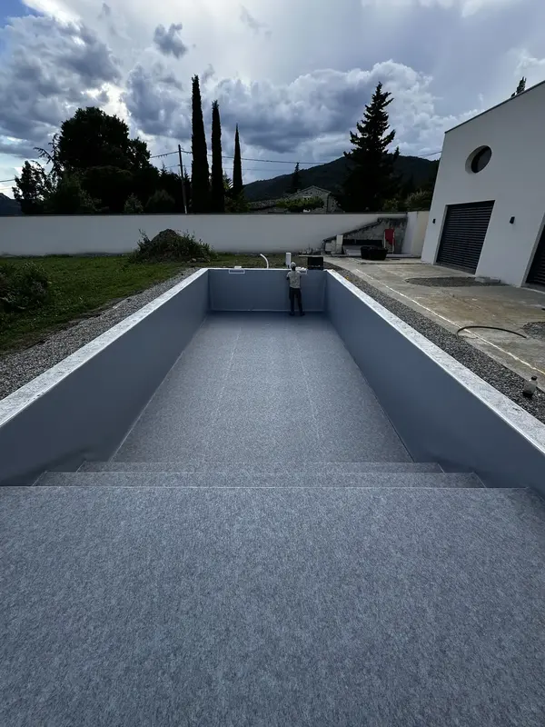 Chantier piscine au Pouzin avec membrane gris anthracite et fond granit 3D
