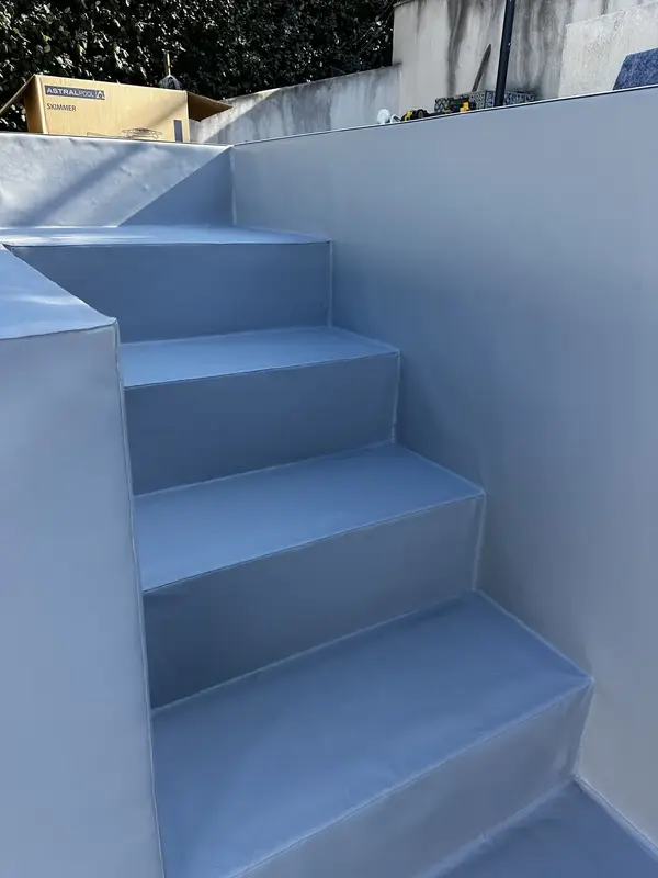 Escalier de piscine en PVC armé gris clair
