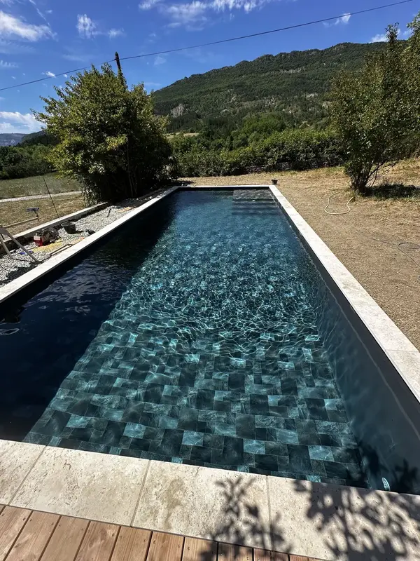 Piscine avec membrane PVC armé imitation carrelage