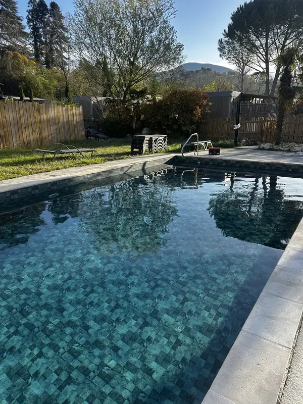 Piscine Fidji Plus Green à Dieulefit avec imitation carrelage petit carreau