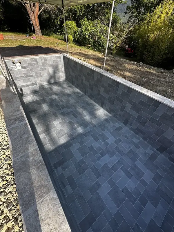 Piscine pierre Bali à La Bégude-de-Mazenc