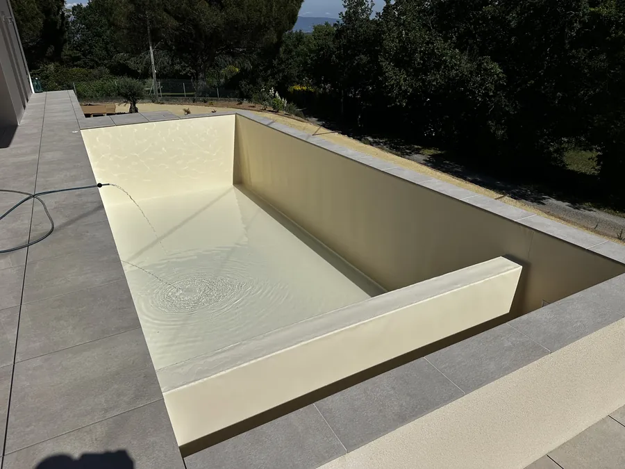 Piscine neuve PVC armé beige en cours de remplissage