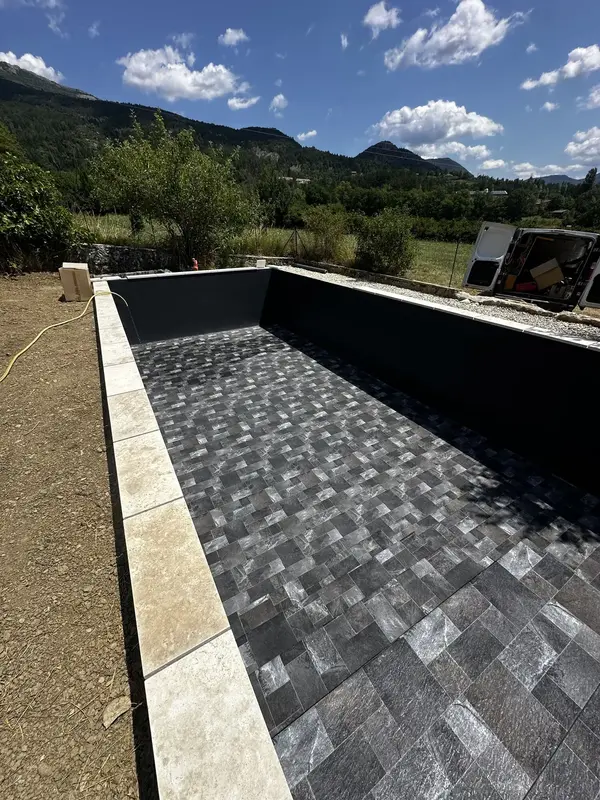 Piscine PVC armé imitation carrelage gris à La Motte-Chalancon
