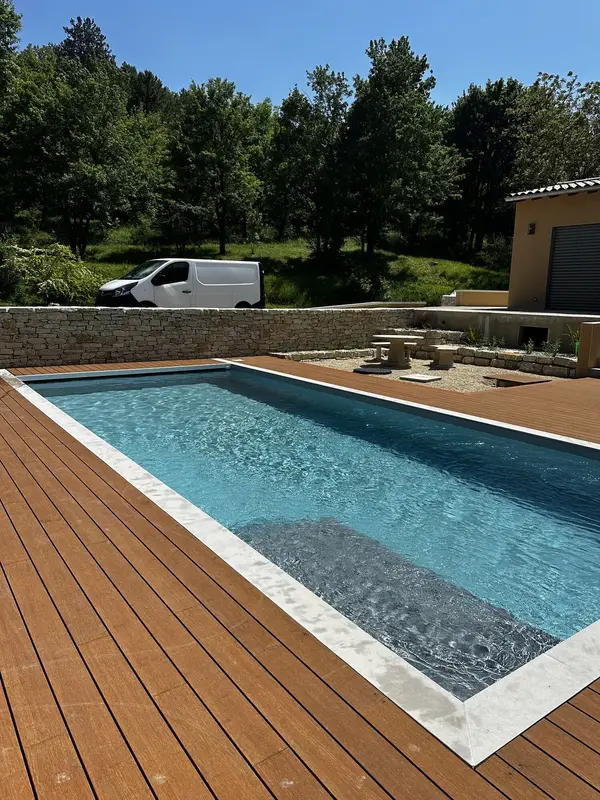 Piscine contemporaine avec membrane PVC armé et terrasse bois