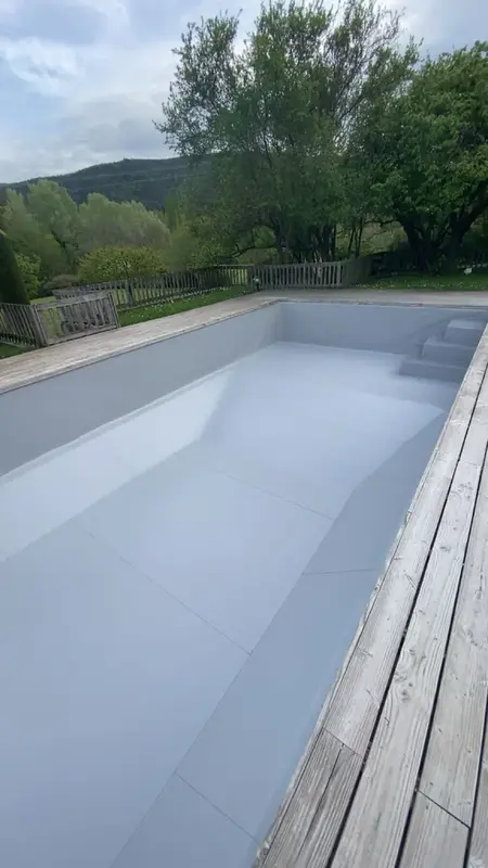 Piscine rénovée avec membrane PVC armé gris clair et escalier intégré