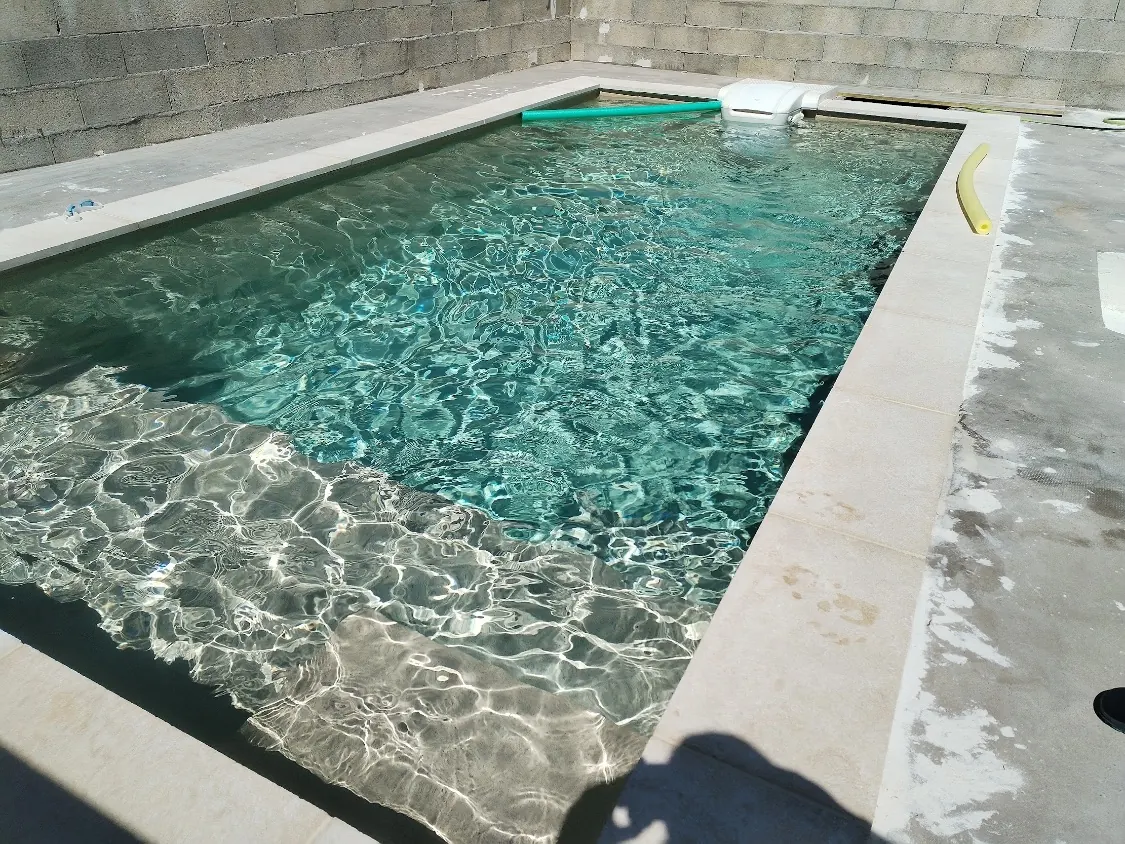 Piscine rénovée en membrane PVC armé Golden Riviera à Donzère, en eau