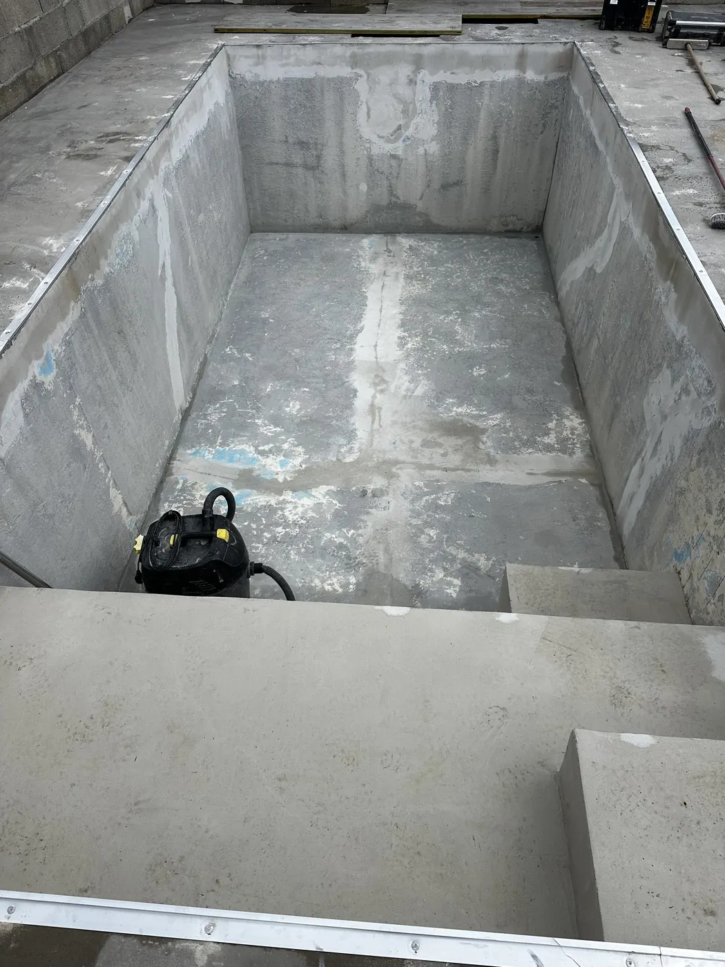 Piscine à Donzère avant rénovation, ancienne peinture décapée