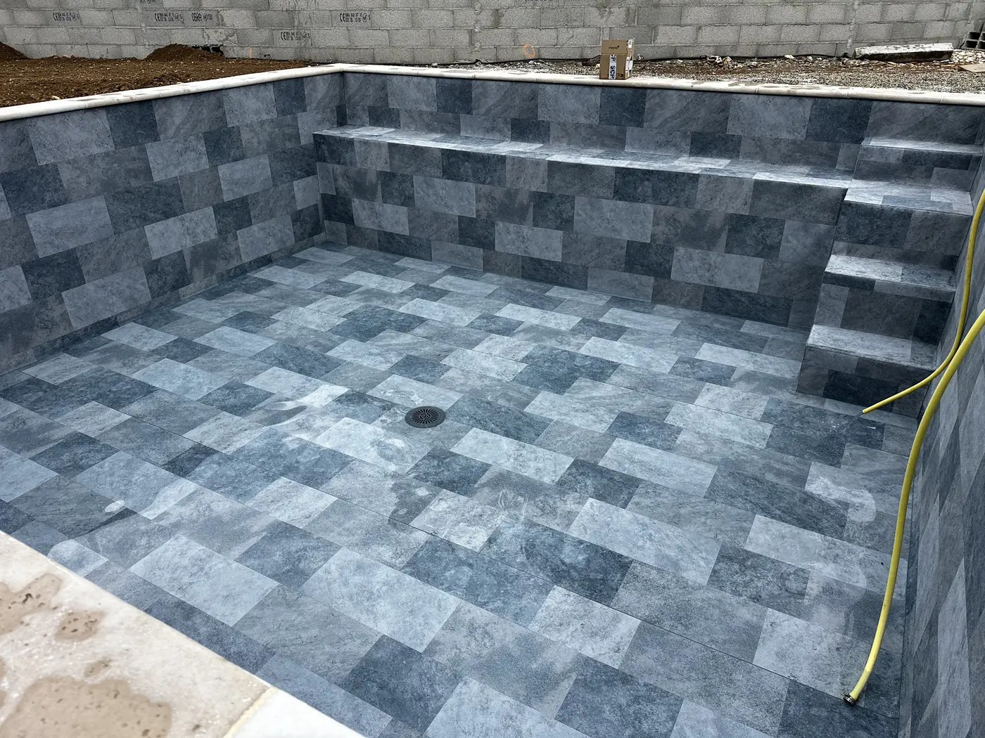 Piscine après la pose de la membrane PVC armé imitation pierre grise
