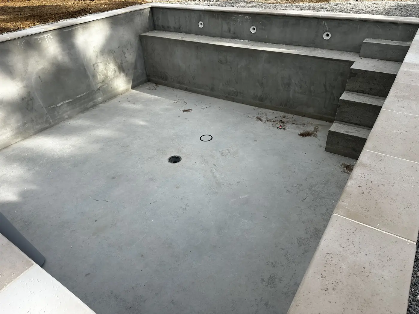 Piscine en béton brut avant la pose de la membrane armée