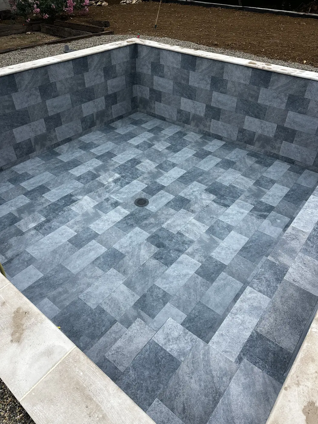 Fond de piscine en membrane PVC armé imitation dalles de pierre grise