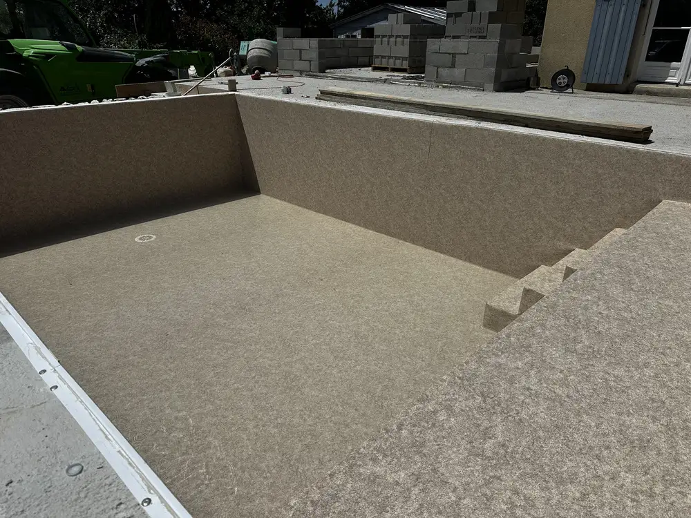 Chantier de pose de membrane PVC armé sable à Marseille