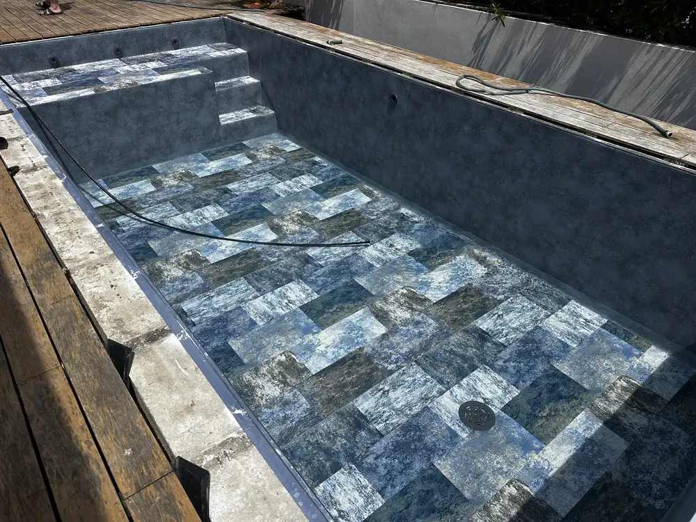Piscine avec membrane PVC armé imitation pierre bleue