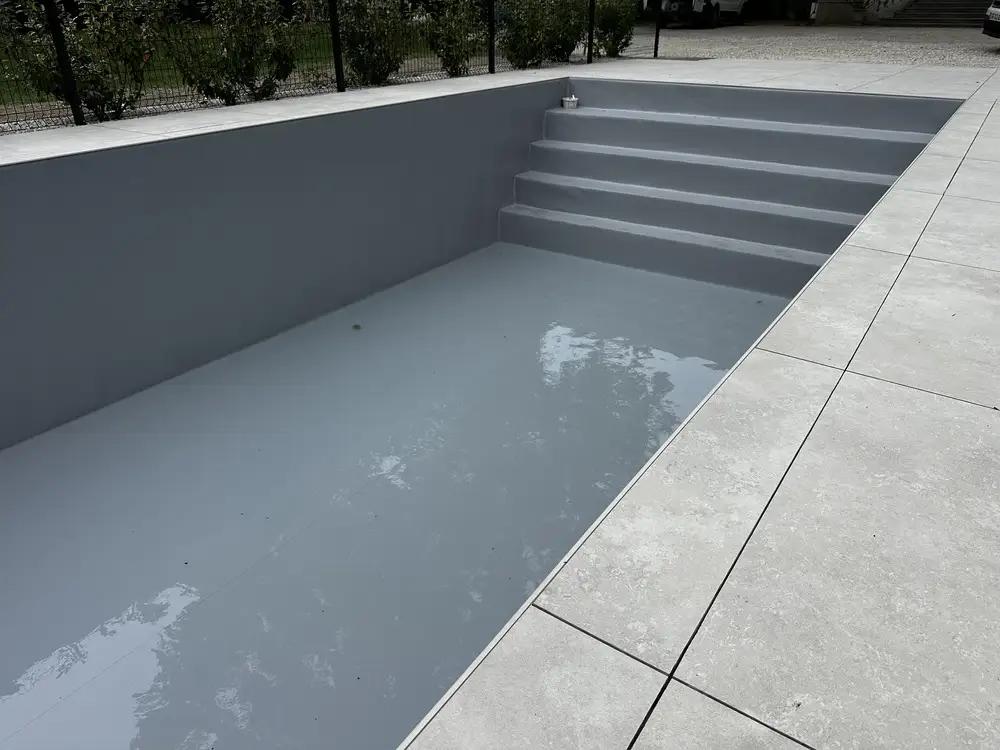 Piscine avec membrane PVC armé gris uni et escalier large
