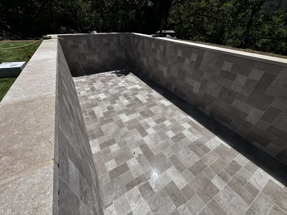Piscine avec membrane PVC armé imitation carrelage motif chevron