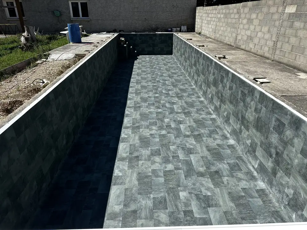 Piscine allongée avec membrane PVC armé imitation carrelage gris-vert