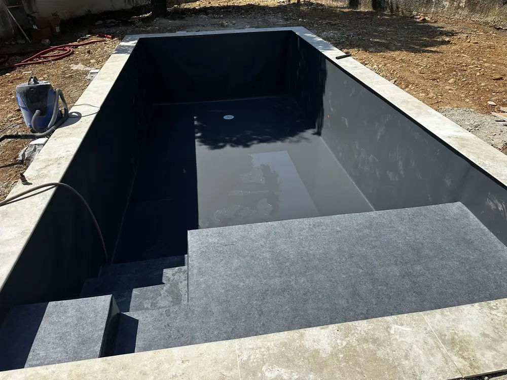 Piscine avec membrane PVC armé noir effet miroir